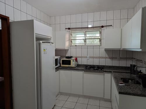 Kuchyň nebo kuchyňský kout v ubytování Casa temporada Garopaba