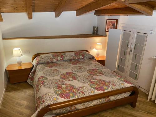 1 dormitorio con 1 cama, 2 lámparas y puerta en Appartamento nel cuore di Vigevano, en Vigevano