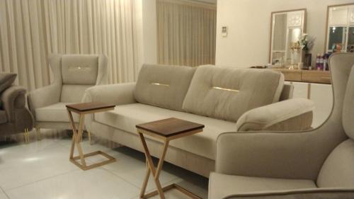 ديار البحر في جدة: غرفة معيشة مع أريكة وكرسيين
