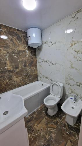 La salle de bains est pourvue de toilettes et d'un lavabo. dans l'établissement ULTRA NEW, à Bălţi