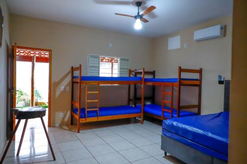 2 stapelbedden in een kamer met een plafondventilator bij Rubi casa de temporada com piscina aquecida e área gourmet in Santa Fé do Sul