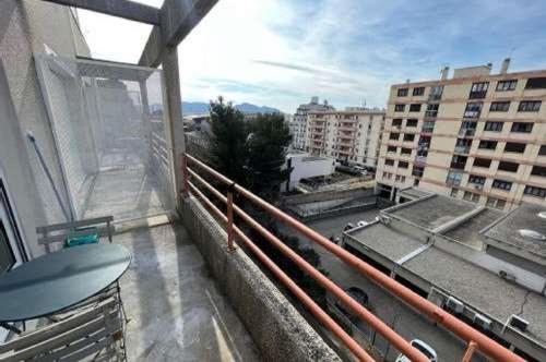 - un balcon avec vue sur une ville avec des bâtiments dans l'établissement Beau studio , ensoleillé, Wifi, etage 5 ascenceur, à Marseille