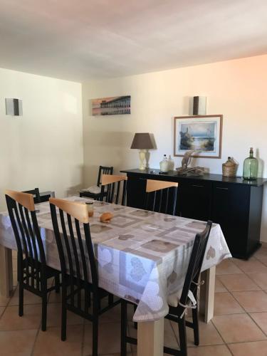 - une salle à manger avec une table, des chaises et un lavabo dans l'établissement Grand appartement 3 chambres avec garage, à Lapalme