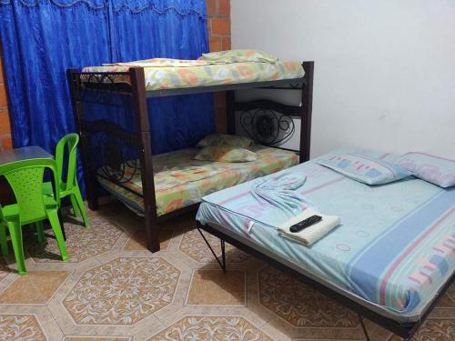 - 2 lits superposés et une chaise dans une chambre dans l'établissement Hospedaje la Viña, à El Cerrito