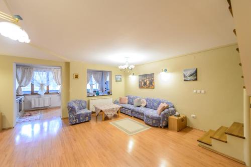 uma sala de estar com um sofá e duas cadeiras em Penthouse zerosaptedoisapte2O8osutatrei WhatsApp pentru disponibilitate em Brasov