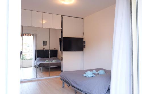 une chambre avec un lit et un miroir dans l'établissement Studio Cagnes-Sur-Mer, Bord de mer, Côte d'Azur, à Cagnes-sur-Mer