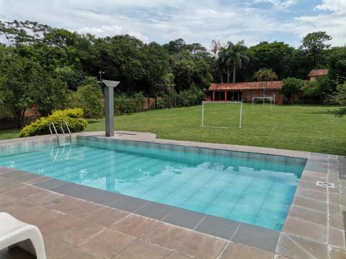 a swimming pool with a goal in a yard at Quinta Los Lapachos de Ypané in Ypane