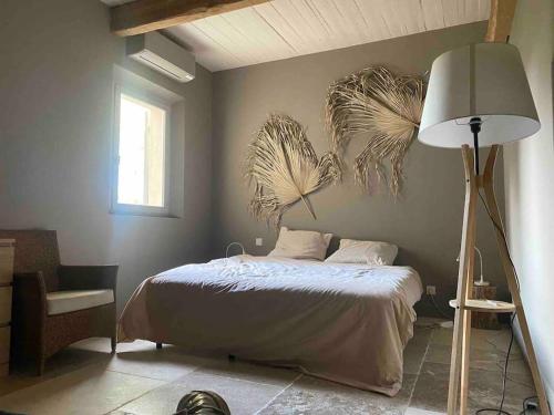 A bed or beds in a room at Le Chemin des Alpilles