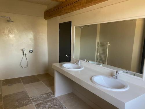 A bathroom at Le Chemin des Alpilles