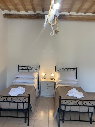 two beds sitting next to each other in a room at B&B I Giardini in Pieve Torina