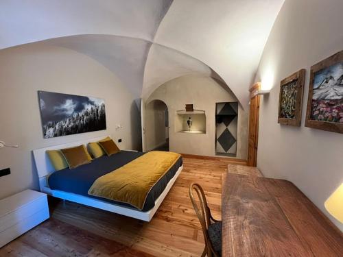 - une chambre avec un lit et une table dans l'établissement Casa di Sant'Anselmo - La Corte - CIR VDA AOSTA 0193, à Aoste