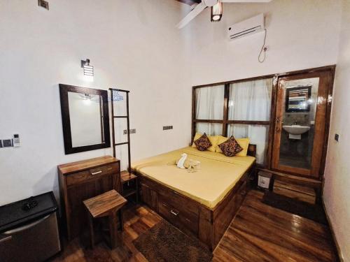 uma casa de banho com uma cama grande e um lavatório em Hakuna Matara Beach Bungalows em Matara