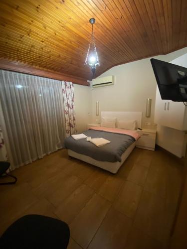 a bedroom with a bed and a flat screen tv at Ağva Güneş Otel in Sile