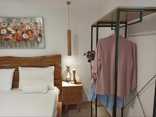 a bedroom with a bed and a dresser next to a bed gmaxwell gmaxwell gmaxwell at Kipos Villas & Suites in Mýkonos City