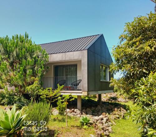 a house with a black and gray roof at Casas do Morgadio in Biscoitos