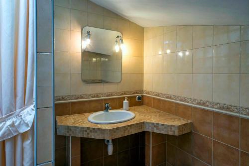 a bathroom with a sink and a mirror at Pensjonat nad jeziorem Lakeside in Brodnica Dolna