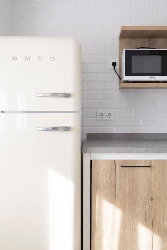a kitchen with a counter and a microwave at Apartamento Nc Beach Home 31-B in Bellreguart