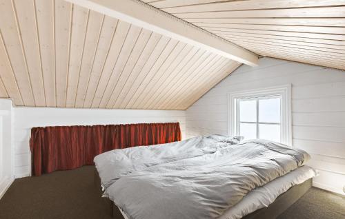 Cama en habitación con ventana en 3 Bedroom Amazing Home In Frederiksvrk en Frederiksværk