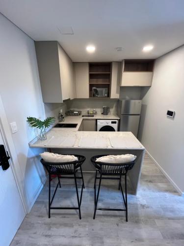 a kitchen with a table and two chairs in it at Único apartamento in Asuncion