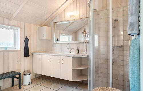La salle de bains est pourvue d'un lavabo et d'une douche. dans l'établissement Cozy Home In Vinderup With Kitchen, à Vinderup