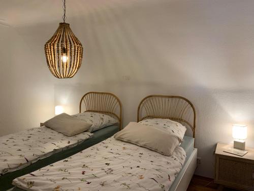 two beds sitting next to each other in a bedroom at Feriendomizile Menholz in Balingen