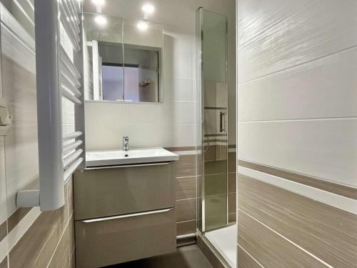 une salle de bain avec un lavabo et un miroir dans l'établissement Appartement 2 Pièces/Mezzanine, 4 Couchages, Parking Privé, Proche Plage, Quartier Calme - FR-1-225-46, à Argelès-sur-Mer