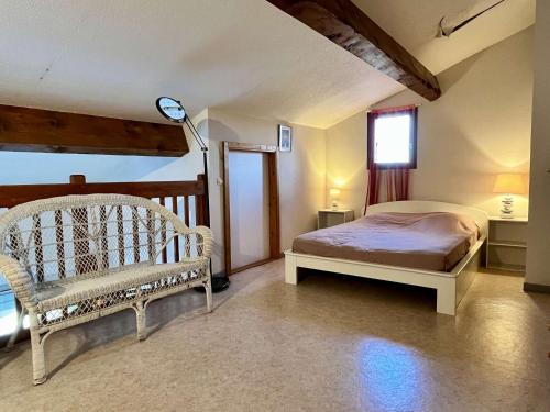 une chambre avec un lit, une chaise et une lampe dans l'établissement Appartement 2 Pièces/Mezzanine, 4 Couchages, Parking Privé, Proche Plage, Quartier Calme - FR-1-225-46, à Argelès-sur-Mer