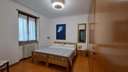 1 dormitorio con cama, ventana y puerta en Colleoni's Lodge CASA VACANZE CON 2 APPARTAMENTI, en Verdellino