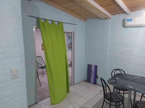 cortina verde en una habitación con mesa y sillas en Mis tres soles en Miramar