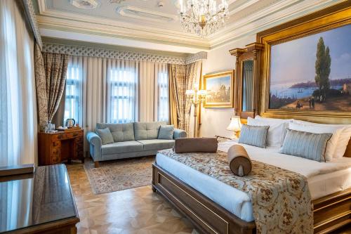um quarto com uma cama grande e um sofá em Ortaköy Hotel em Istambul