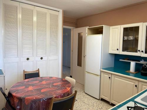 Fotografia z galérie ubytovania Appartement spacieux T3 climatisé, 4 couchages, Balaruc-les-Bains, proche commodités, avec WiFi - FR-1-680-31 v destinácii Balaruc-les-Bains