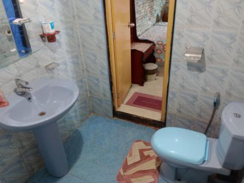 ein Bad mit einem Waschbecken, einem WC und einer Dusche in der Unterkunft Secret View Homestay Ella in Ella