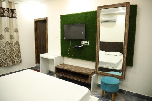 Cama o camas de una habitación en Hotel The JMC Chintpurni