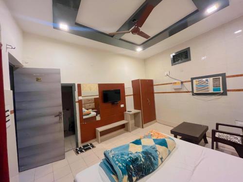 Habitación hospitalaria con cama y TV en Hotel The JMC Chintpurni, en Bharwain