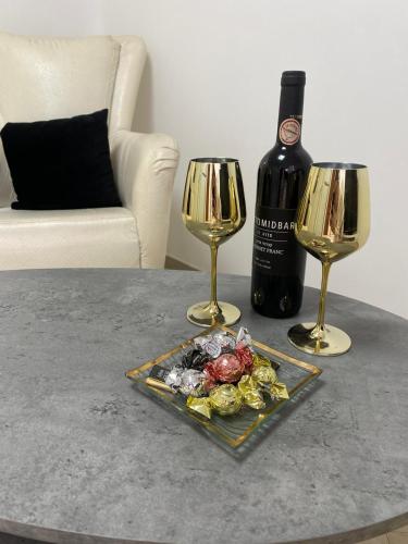 a table with a bottle of wine and two wine glasses at בקתת אברהם in Safed
