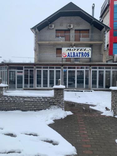 un edificio con un cartel que lee al árabe en Motel Albatros, en Kosovo Polje