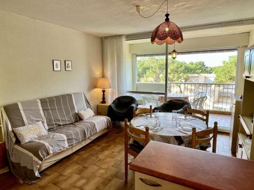 un salon avec un canapé et une table dans l'établissement Appartement 2 pièces, accès plage, parking, 4 couchages - Argelès-sur-Mer - FR-1-225-101, à Argelès-sur-Mer