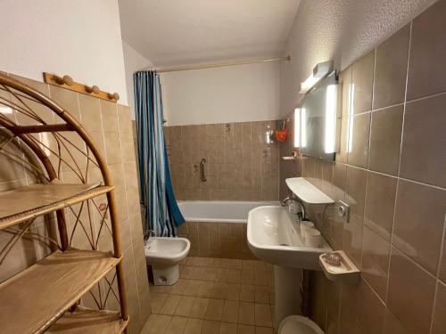 une salle de bain avec un lavabo, des toilettes et une baignoire dans l'établissement 4SOM23 Appartement proche centre-ville, à Collioure