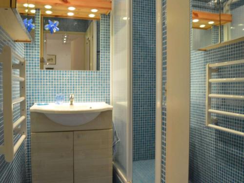 une salle de bain avec un lavabo et une douche avec un miroir dans l'établissement Appartement T2 avec piscine, jardinet et parking à 250m de la plage à Saint-Cyprien - FR-1-225D-22, à Saint Cyprien Plage