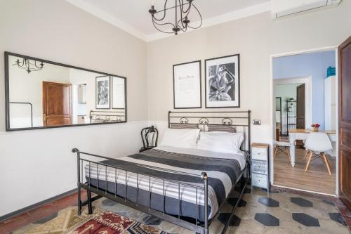 1 dormitorio con cama y espejo en la pared en Trastevere Stylish, en Roma