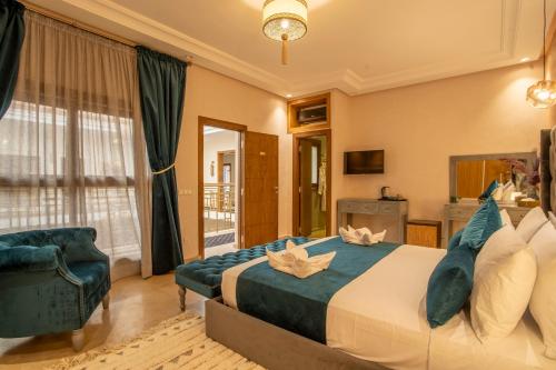 1 dormitorio con 1 cama grande y 1 silla en Riad Azia, en Marrakech
