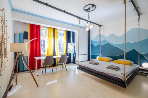 1 dormitorio con cama plegable y mesa en Modern , spacious 2BR apartment in top center en Sofía
