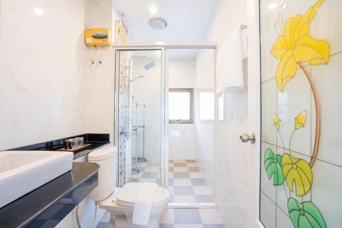 ein Bad mit einer Dusche und einem WC in der Unterkunft Anda Sea View Pranburi in Ban Pak Nam Pran