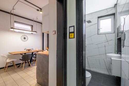 y baño con lavabo, aseo y mesa. en Modern , spacious 2BR apartment in top center en Sofía