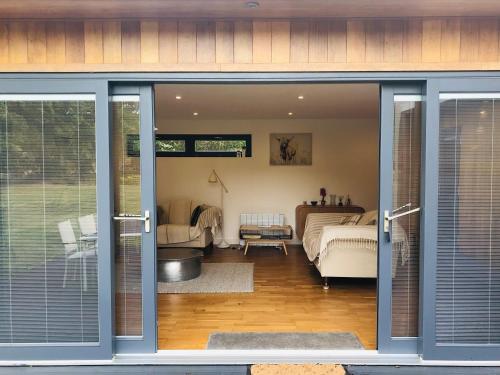 una puerta corredera de cristal de una habitación con 1 dormitorio en Independent rural detached annexe with free private Parking en Canterbury