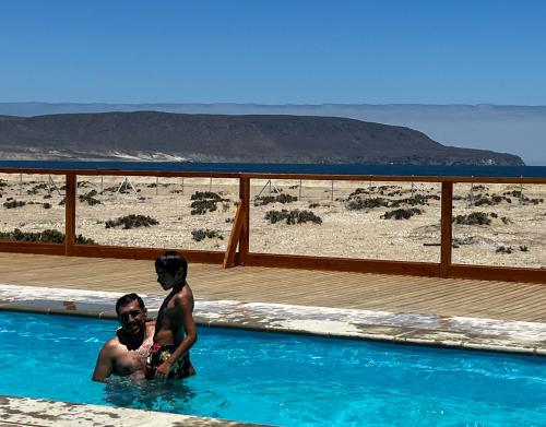 duas pessoas na água numa piscina em DOMO CAMPING em Bahia Inglesa