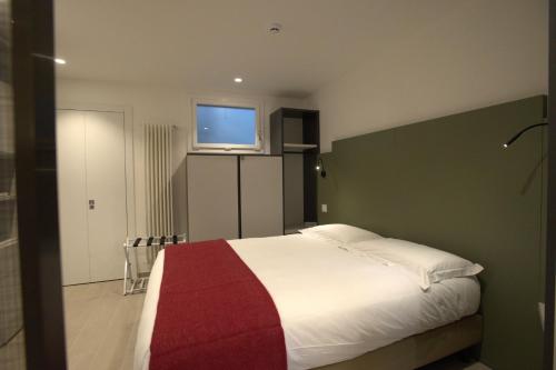 パドヴァにあるCà Murà - Residence Belle Partiのベッドルーム1室(ベッド1台、壁掛けテレビ付)