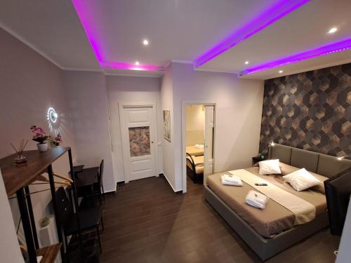 une chambre d'hôtel avec un lit et un éclairage violet dans l'établissement Aircraft services rooms, à Naples