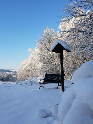 um banco coberto de neve num parque em Zum Pieck Schwarzenberg em Schwarzenberg/Erzgebirge