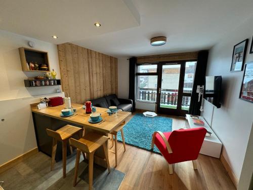 een keuken en een woonkamer met een tafel en stoelen bij CHAMPS DE LA PLAGNE B10 in Morzine